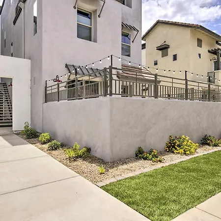 Executive Chandler Townhome With Community Perks